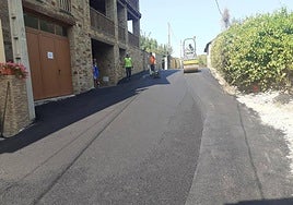 Obras de asfaltado del Camino Pajariel en Toral de Merayo.