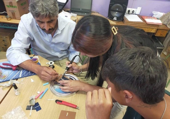 Alumnos participantes en el curso de montaje y mantenimiento de instalaciones solares fotovoltaicas de Cáritas y Endesa.