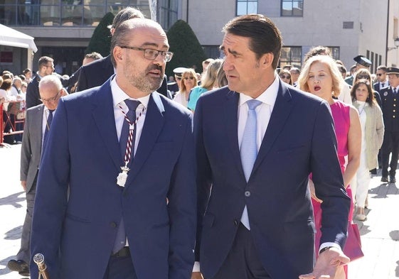 El consejero de Medio Ambiente, Vivienda y Ordenación del Territorio de la Junta de Castilla y León, Juan Carlos Suárez-Quiñones, junto al alcalde de Ponferrada, Marco Morala, en los actos del Día del Bierzo en Ponferrada.