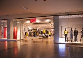 Tienda de H&M en el Centro Comercial El Rosal en Ponferrada.
