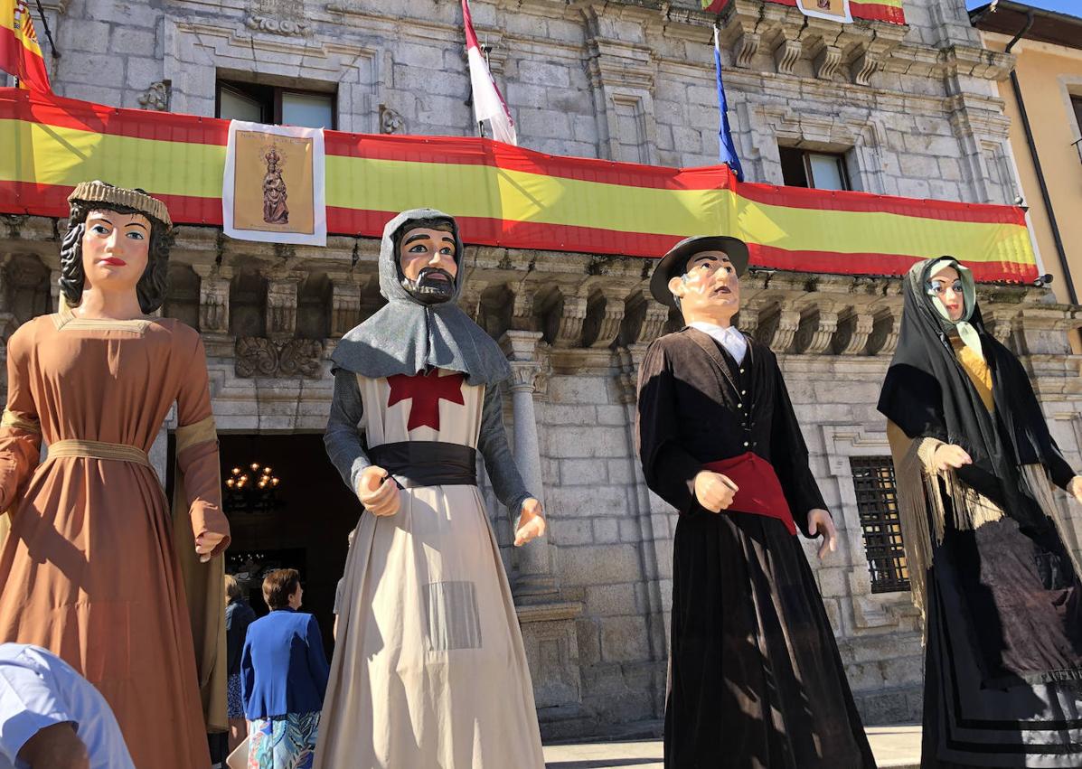 Imagen secundaria 1 - Imágenes de la celebración del día de la Encinina en Ponferrada.