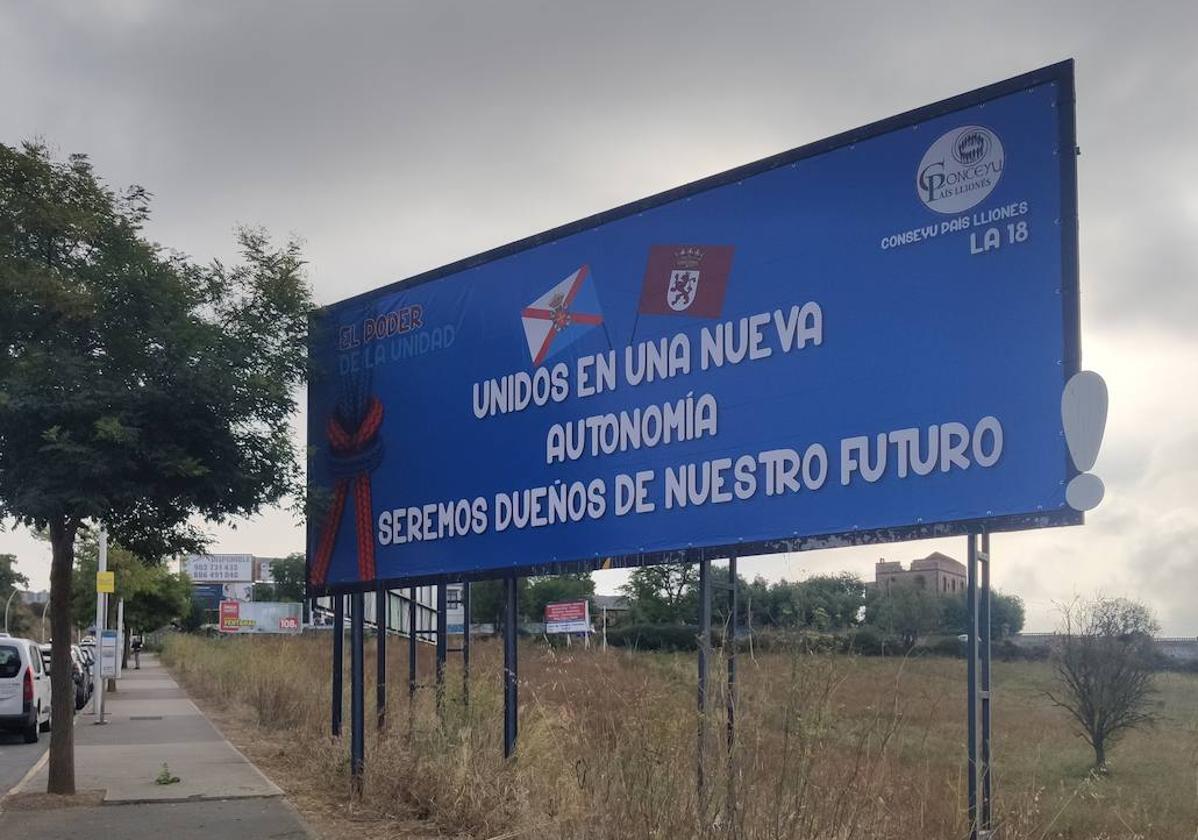 Valla de Conceyu País Llionés instalada en la avenida de Astorga de Ponferrada.