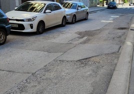 Imagen del deficiente estado del asfalto en una calle del centro de Ponferrada.