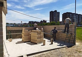 Trabajos de los alumnos de la Escuela Taller en el estadio Colomán Trabado de Ponferrada.
