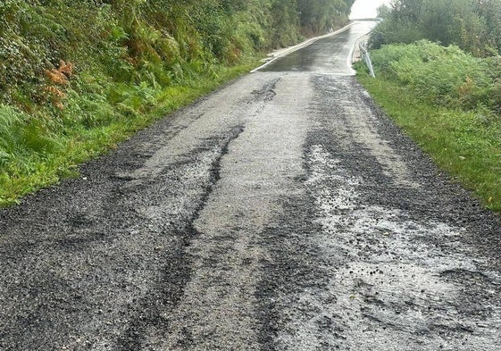 Imagen del deterioro que presenta la carretera de La Cernada en el tramo que no ha sido objeto de la última reparación.