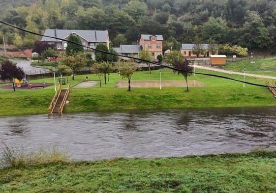 Imagen del barrio de Valcarreiro de Bárcena de la Abadía al que Telefónica ha dejado sin red de fibra óptica.