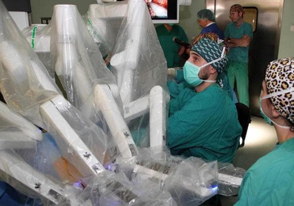 Imagen de una intervención quirúrjica con un robot 'Da Vinci'.
