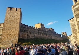 Imagen de visitantes durante la recreación del asalto Irmandiño al Castillo de los Templarios de Ponferrrada.