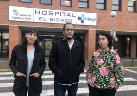 Miembros del colectivo ciudadano OncoBierzo a las puertas del Hospital Universitario del Bierzo.