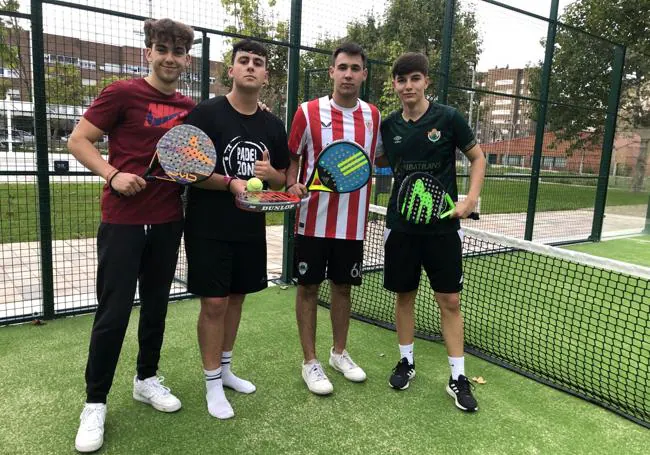 Cuatro de los residentes, en la pista de pádel de La Tebaida.