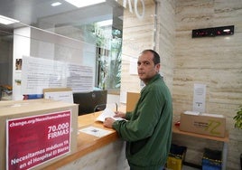 El representantes de OncoBierzo, José Miguel Abraila, entregó las firmas en la Consejería de Sanidad.