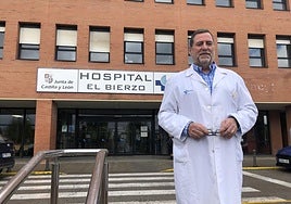 El gerente del Área de Salud del Bierzo, Juan Ortiz de Saracho, en la entrada principal del Hospital del Bierzo.