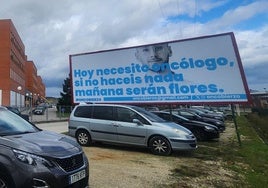 Una nueva valla de OncoBierzo situada junto al Hospital del Bierzo exige oncólogos en la comarca.