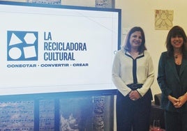 La directora de la Fundación Ciudad de la Energía, Yasodhara López (I), durante la presentación del proyecto de La Recicladora Cultural.