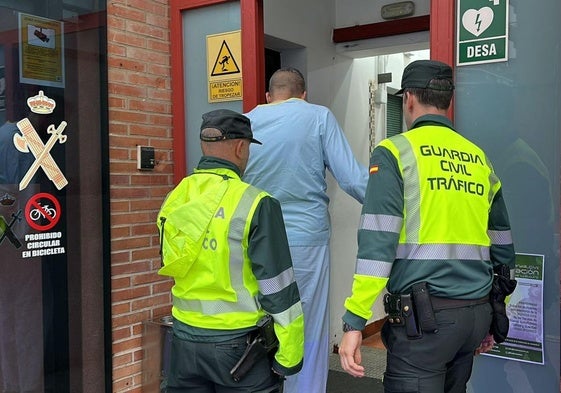 El kamikaze que se estrelló contra el coche de la berciana embarazada fallecida, entrando en las dependencias de la Guardia Civil.
