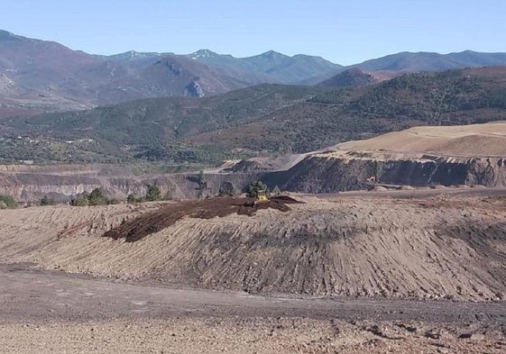 Labores de restauración ambiental de la Gran Corta de Fabero.