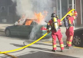 Vehículo en llamas en la ciudad de Ponferrada.