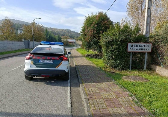 Imagen de un vehiculo de la Guardia Civil a la entrada de Albares de la Ribera.