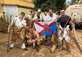 Los voluntarios de Fabero y Lillo, durante los trabajos de limpieza y achique de agua en la localidad de Paiporta.