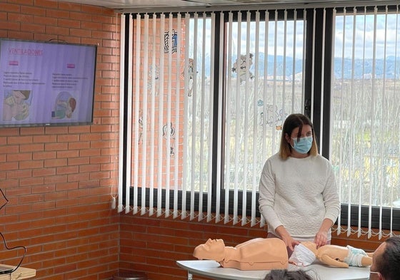 Una enfermera imparte un taller de primeros auxilios en la Escuela de Padres.