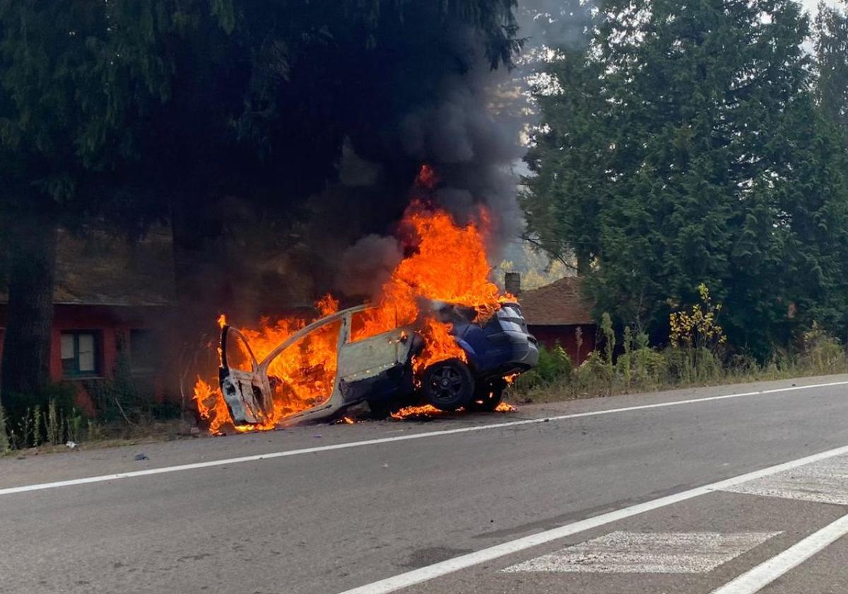 Incendio de un vehículo en la CL-631 en Corbón del Sil.