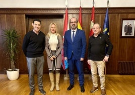 Los representantes de la Hermandad de Donantes junto al alcalde de Ponferrada y la edil de Bienestar Social.