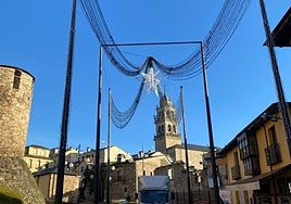 Un gran estrella y grandes bolas de luz adornan la calle Gil y Carrasco de Ponferrada.