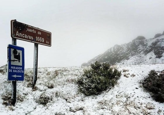 La nieve cubre el puerto de Ancares.