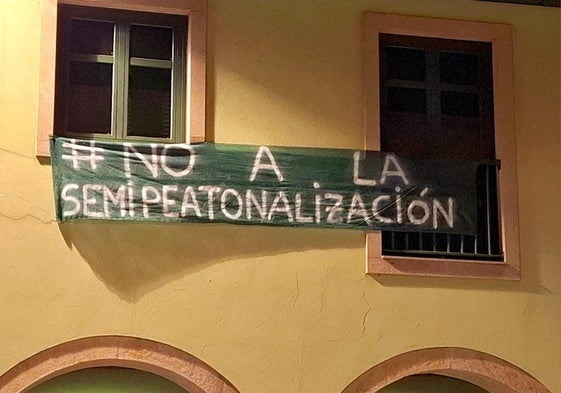 Carteles de los vecinos contra la semipeatonalización de la Avenida del Castillo de Ponferrada.