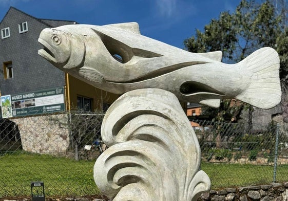 Imagen del monumento a la trucha, la reina de la gastronomía local