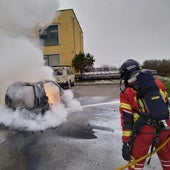 Arde un vehículo en el parking de un hostal en Cubillos del Sil