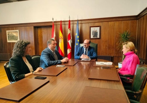 El gerente de la Gasbi (2I), durante la reunión con el alcalde de Ponferrada.