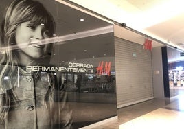 La tienda de moda H&M cierra sus puertas en el Centro Comercial El Rosal de Ponferrada.