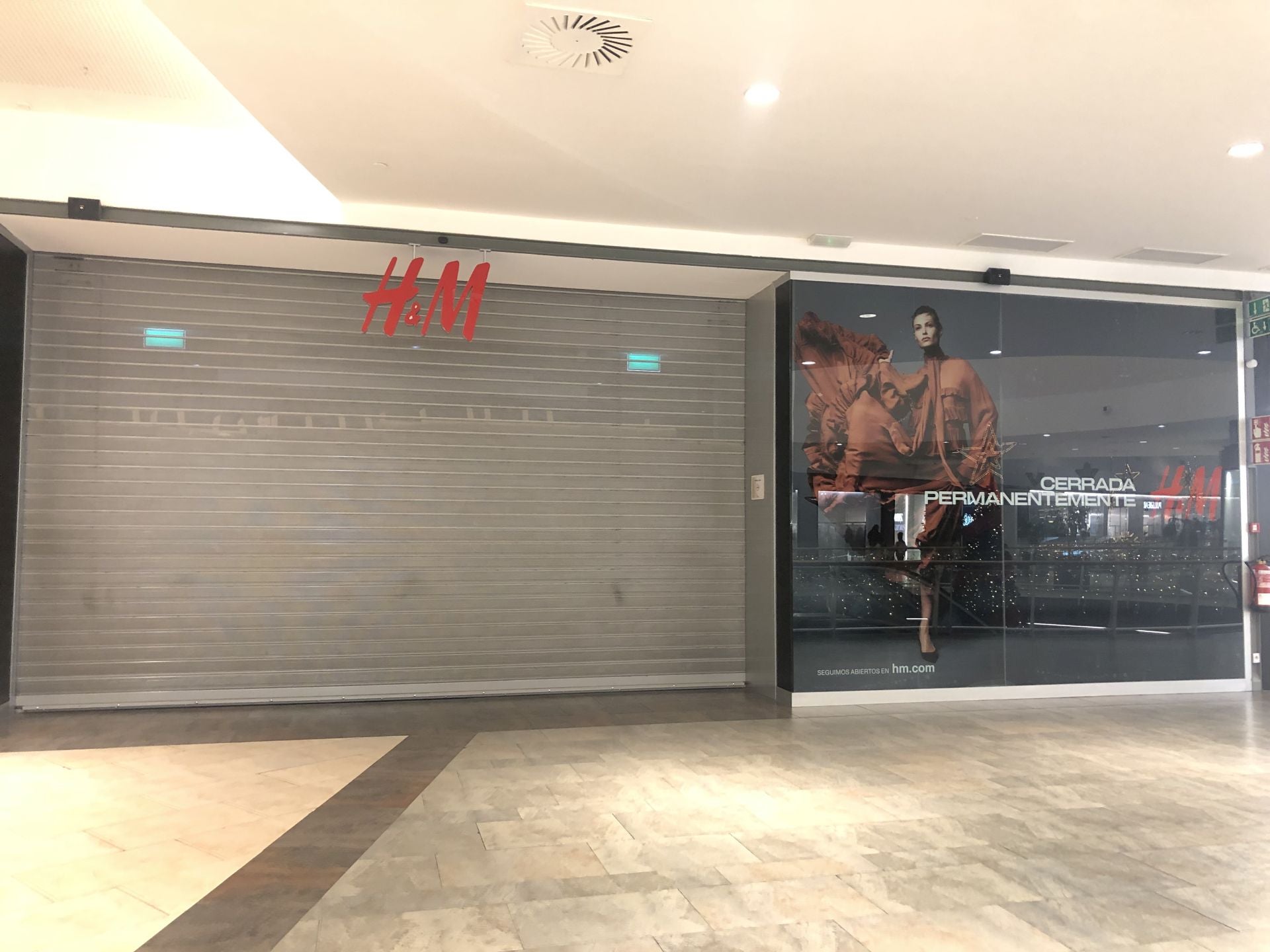 Imagen del establecimiento de H&M en la capital berciana con la persiana bajada.
