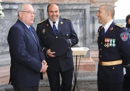 El guardia civil ponferradino, Jesús Fernández Bolaño (D), en un acto como jefe de la Policía Local de Caravaca (Murcia) junto a otro mando y el exalcalde.