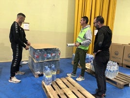 Voluntarios recogiendo las donaciones de los bercianos para enviarlas a los afectados por la DANA.