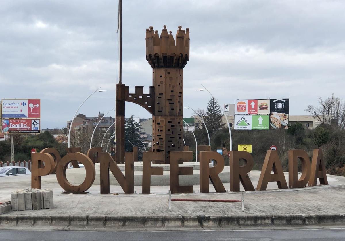 Imagen de la torre del Castillo de los Templarios en la glorieta de la avenida de Montearenas.