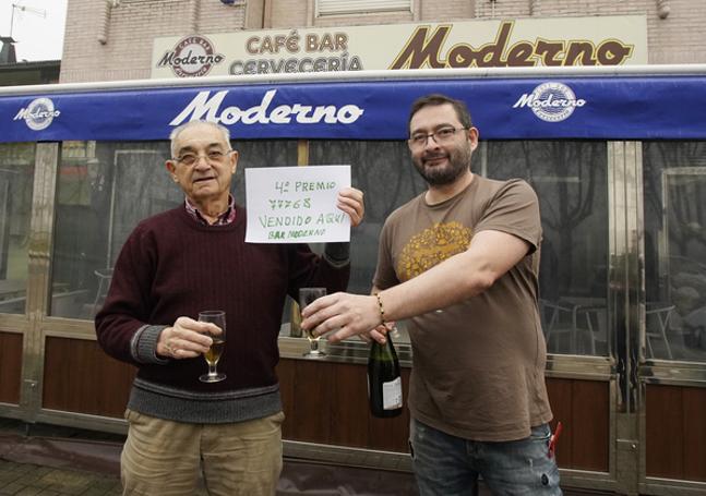 El dueño del Moderno celebra con un brindis el premio.