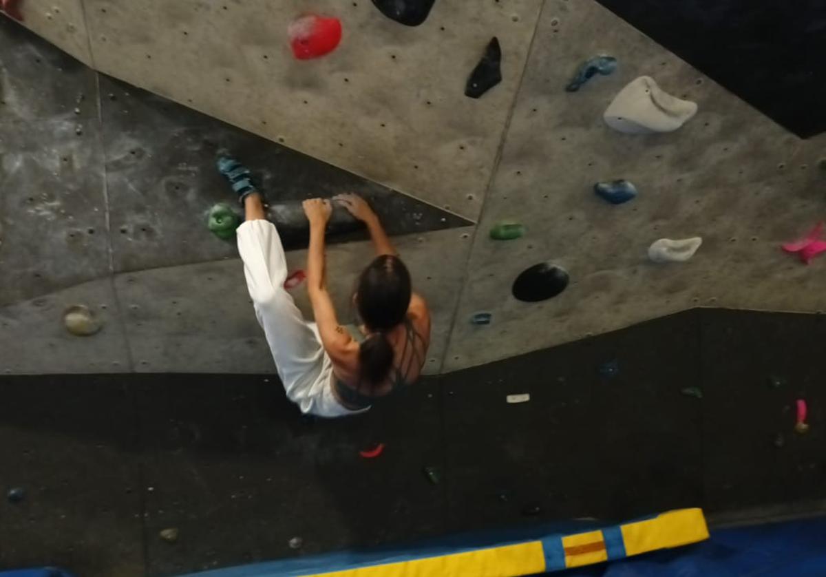 Una aficionada practica la escalada en el rocódromo municipal de Ponferrada.