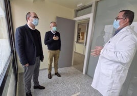 El alcalde de Ponferrada (I) conversa con el gerente de la Gasbi (D) en la visita al área de Oncología del Hospital del Bierzo.