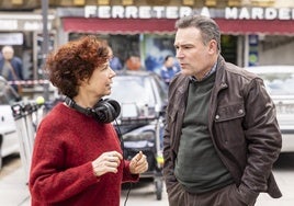 La directora de cine Icíar Bollaín junto al actor Urko Olazabal (Ismael Álvarez), en el rodaje de 'Soy Nevenka' en Zamora.