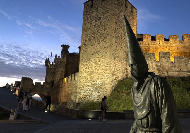 La estatua se sitúa junto al Castillo de los Templarios de la ciudad.