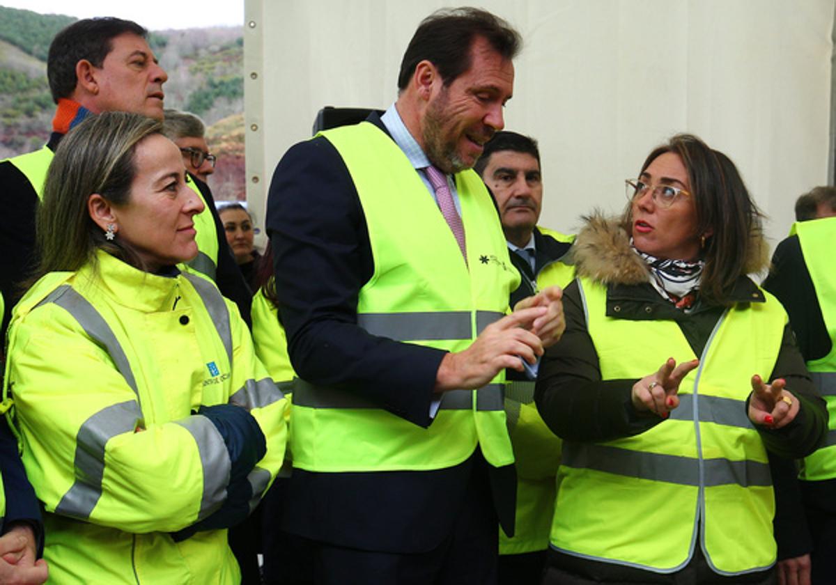 El ministro de Transportes, Óscar Puente, supervisó hace un año las obras de los viaductos de El Castro en la A-6.