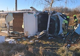 Camión volcado en Toreno en el que viajaba el hombre fallecido.