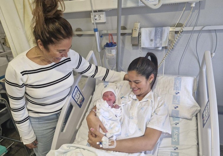 El primer bebé del año en el Bierzo, Oliver, junto a su madre y su abuela.