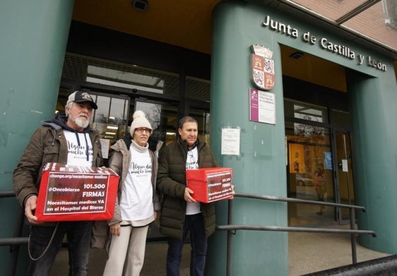 Miembros de la plataforma ciudadana OncoBierzo entregaron más de 100.000 firmas en la Junta para exigir oncólogos para El Bierzo.