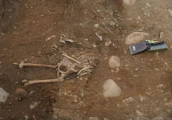 Restos localizados en el antiguo cementerio del Carmen de Ponferrada.