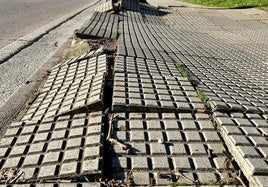 Imagen del mal estado de las aceras en la avenida del Castillo entre la calle Obispo Osmundo y el Cruceiro.