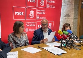 El portavoz municipal del PSOE, Olegario Ramón, junto a las concejalas Mabel Fernández (D) y Silvia Blanco (I), en una imagen de archivo.