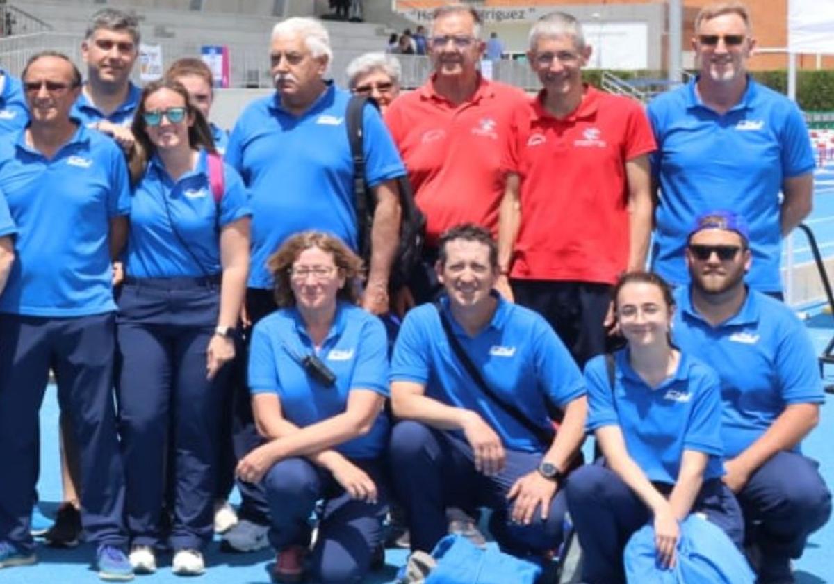 Luis Enrique Villarde (2I en la zona de abajo), junto con otros jueces en el Campeonato de España sub14 celebrado en León.